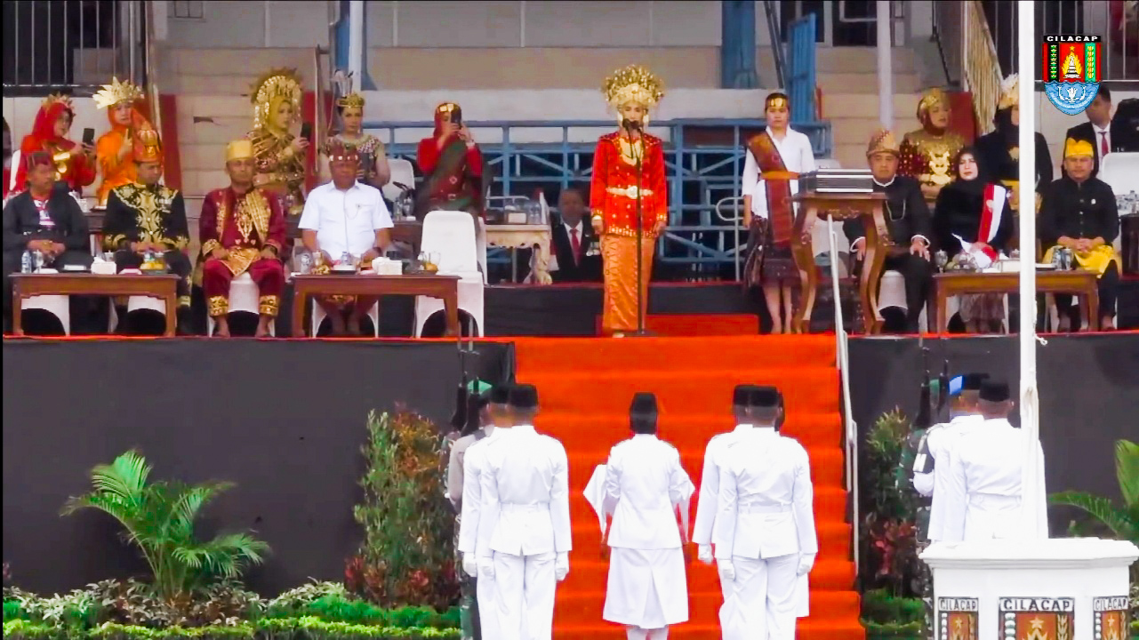 Upacara Pengibaran HUT RI ke-78 dengan Inspektur Upacara Pj Bupati Cilacap