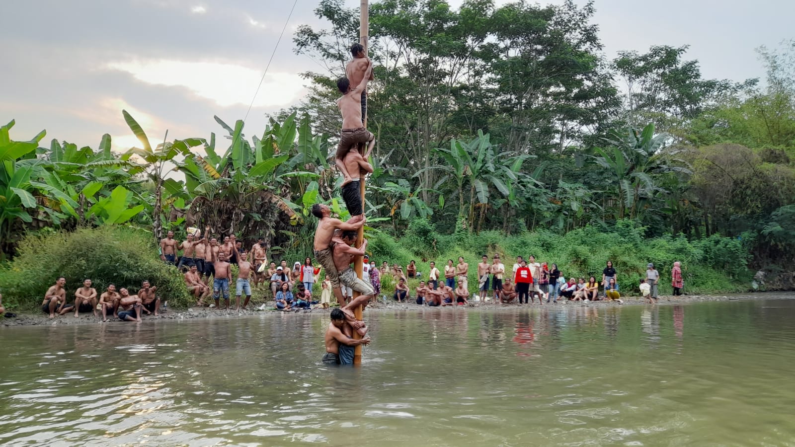 Ilustrasi Suasana Perlombaan Panjat Pinang | Foto: Indoraya News
