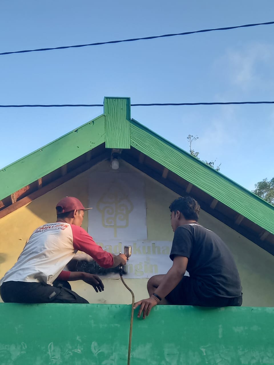 Sendy dibantu dengan Pak Sulis mengecat nama Balai Dusun Walikangin l Foto: Dokumentasi Pribadi