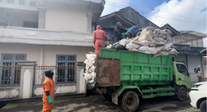 Pengangkutan Sampah oleh Petugas Kebersihan | Sumber: dokumentasi pribadi