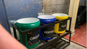 Plang Pick Up Point Serta Purwarupa Tempat Sampah Tiga Jenis Skala Rumah Tangga | Sumber: dokumentasi pribadi