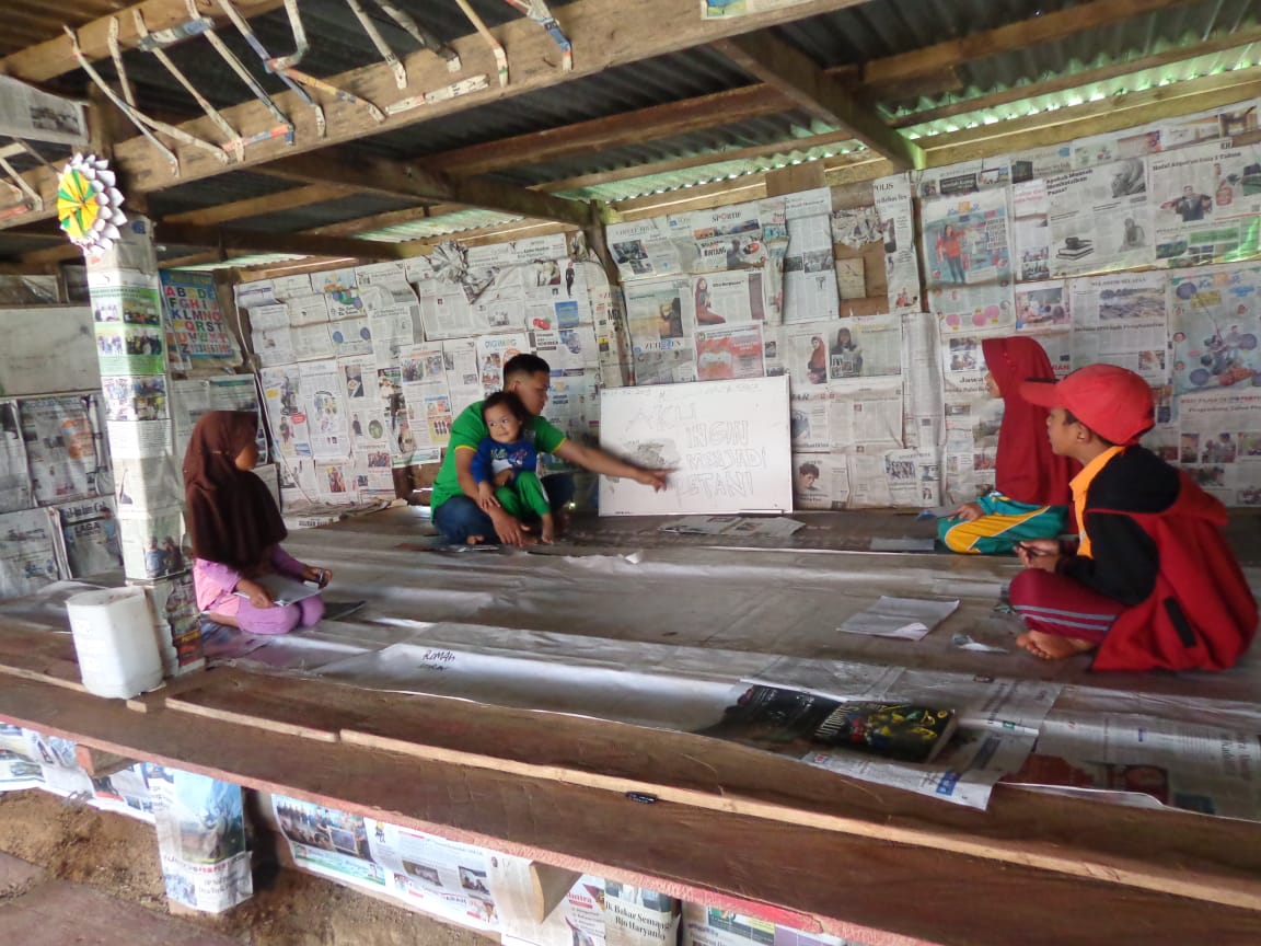 Jamaludin di dalam Rumah Koran | Foto: Jamaluddin/Mongabay Indonesia