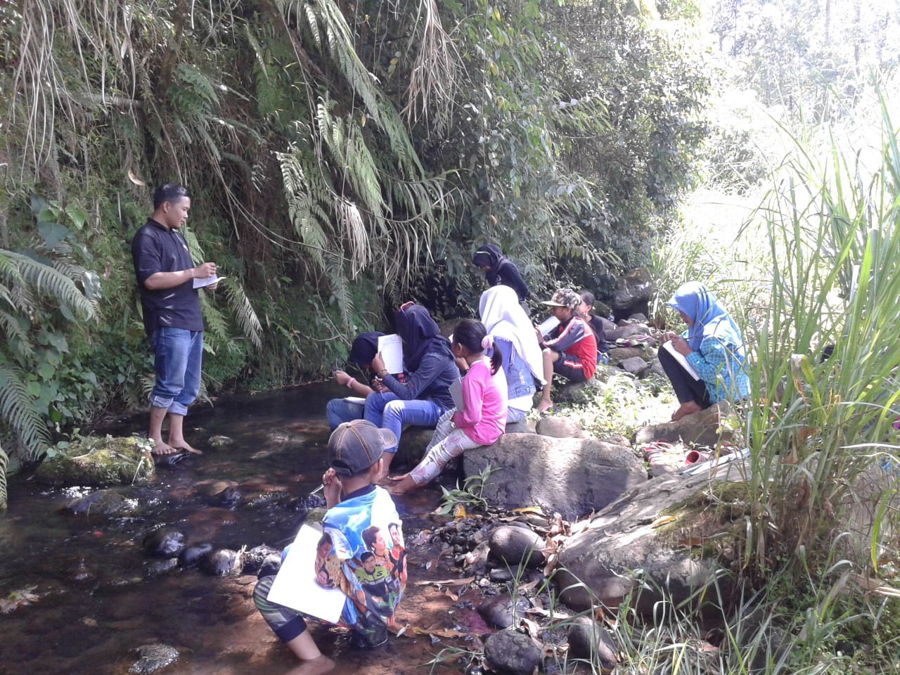 Jamaludin dan anak-anak melakukan observasi lapangan | Foto: Jamaluddin/Mongabay Indonesia