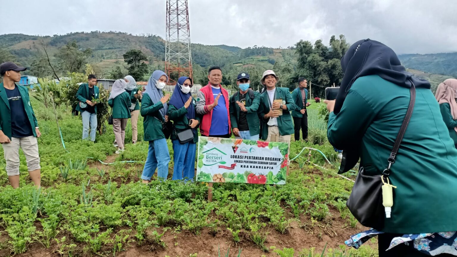 Jamaludin bersama mahasiwa di lahan pertanian organik Kanreapia | Foto: Berita Kota Makassar