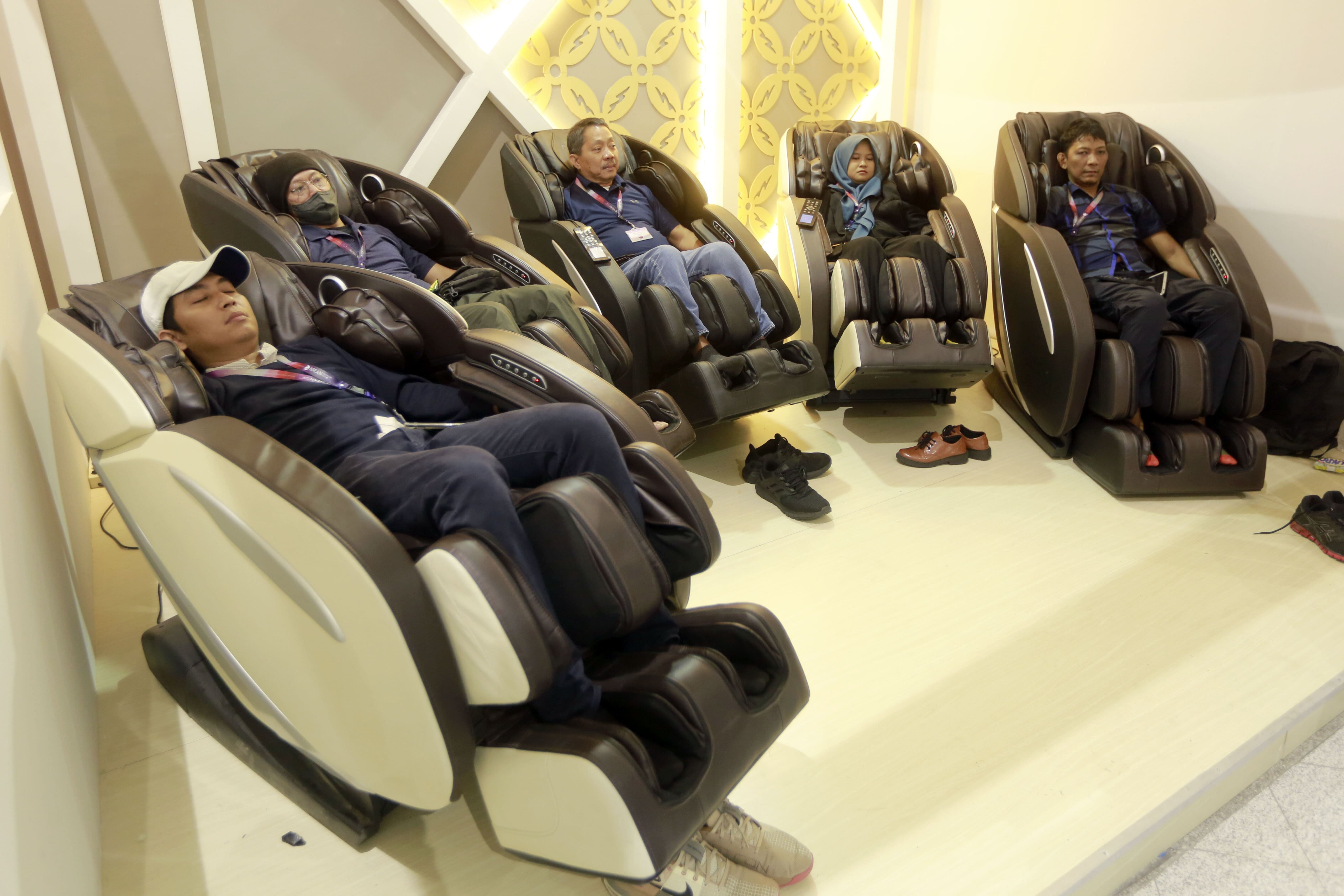 Beberapa awak media yang mencoba fasilitas kursi pijat yang disediakan di Media Center | Media Center KTT ASEAN 2023 (Dwi Prasetya/foc.)