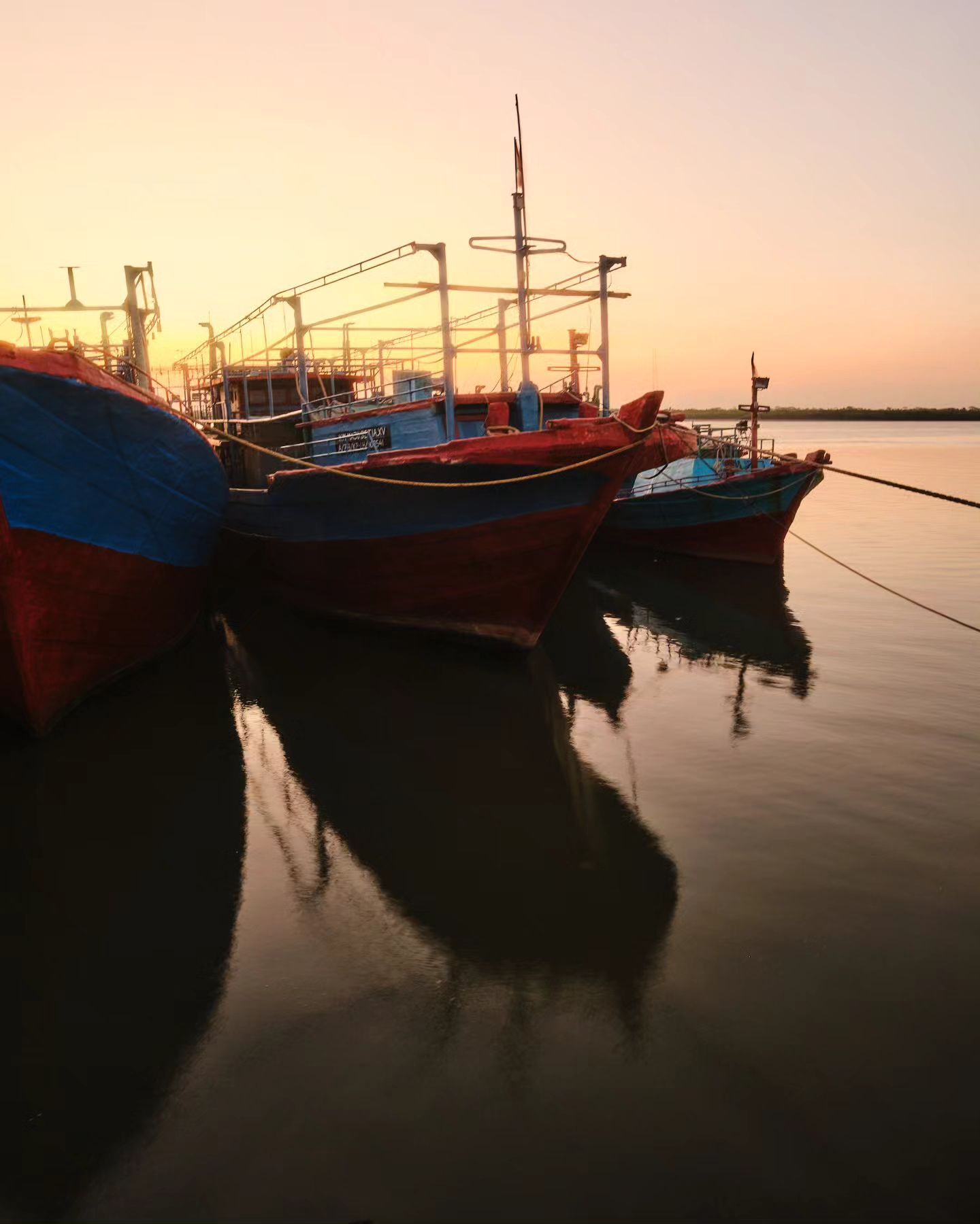 Perahu berjejer di Pelabuhan Seleko Cilacap by Joyohatiman