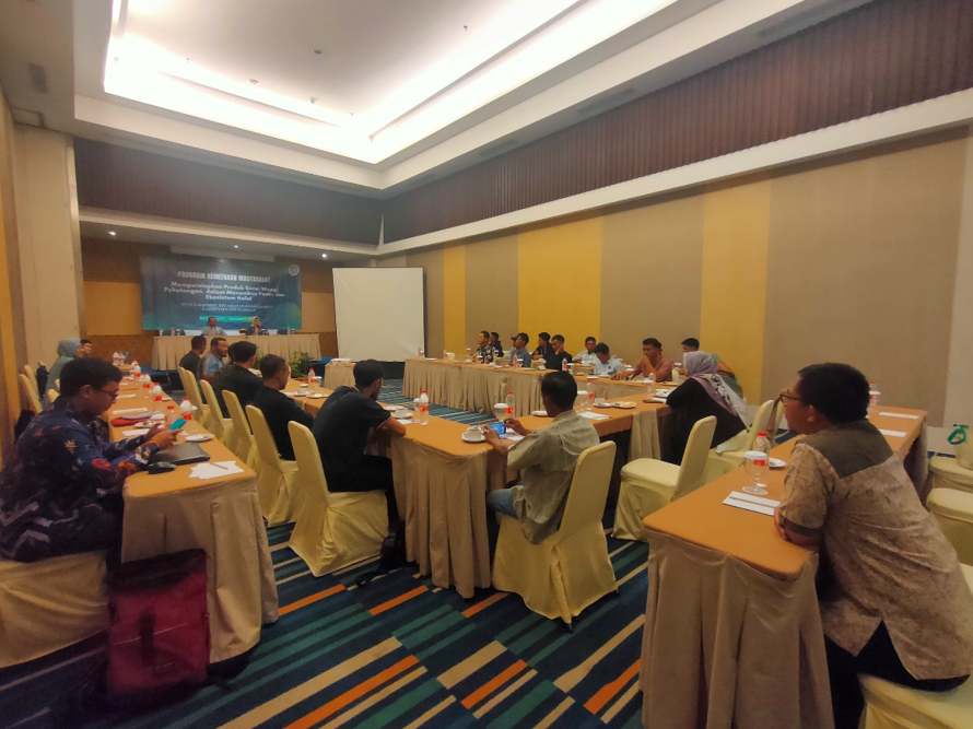Suasana Pelatihan Program Pengabdian Masyarakat di Meeting Hall Hotel Santika Pekalongan (Sumber: Dokumentasi)