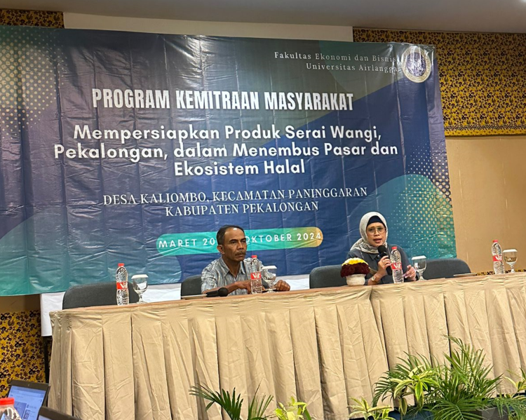 Dari Kanan Sambutan Dr. Dien Mardhiyah, Ketua Program Pengabdian Masyarakat Universitas Airlangga dan Bapak Slamet, Kepala Desa Kaliombo, Kecamatan Pananggaran, Kabupaten Pekalongan (Sumber: Dokumentasi)