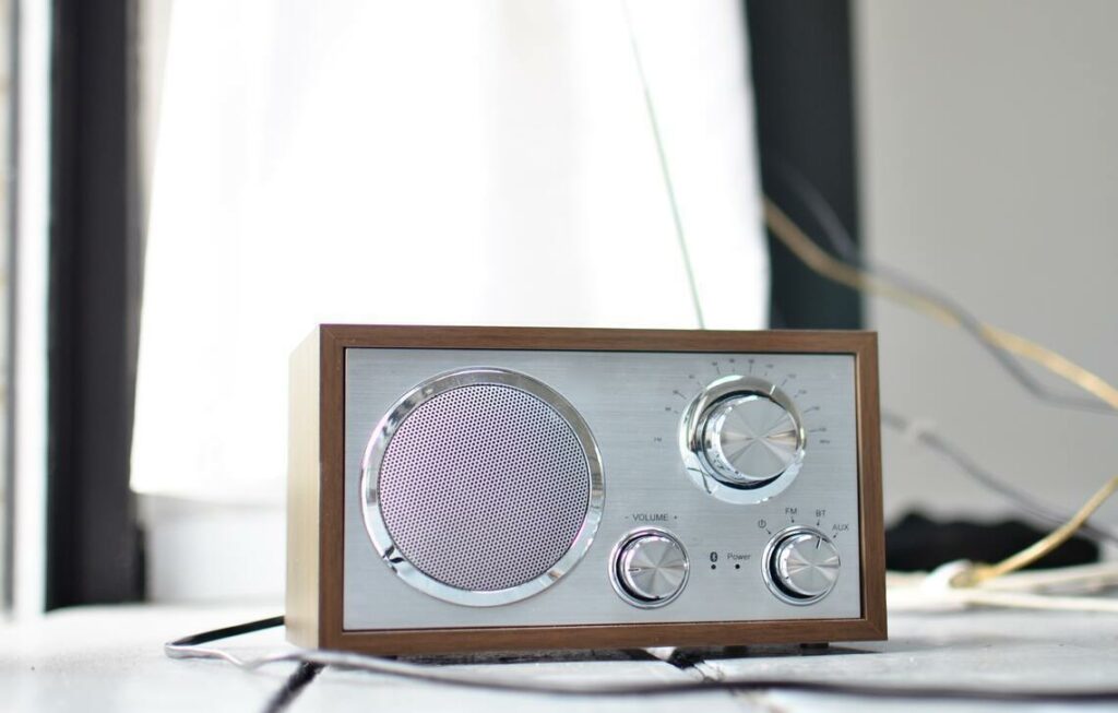 https://www.pexels.com/photo/retro-styled-fm-radio-placed-on-desk-6368944/