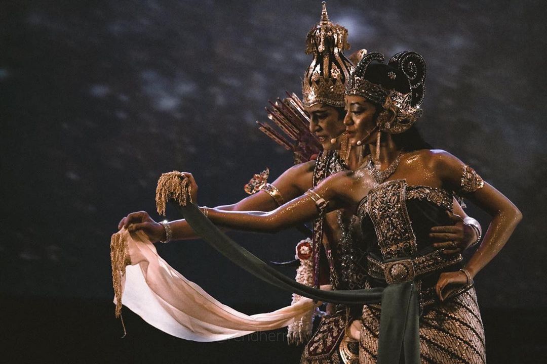 Citrawati, diperankan oleh Abigail Asmara, bersama Arjuna Sasrabahu di pentas wayang orang. (Sumber: instagram @asmaraabigail)