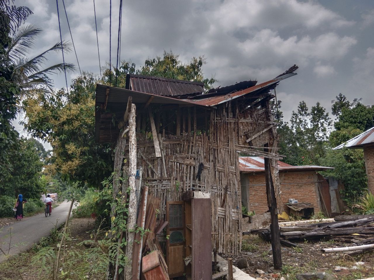 rumah gadang yang dihancurkan