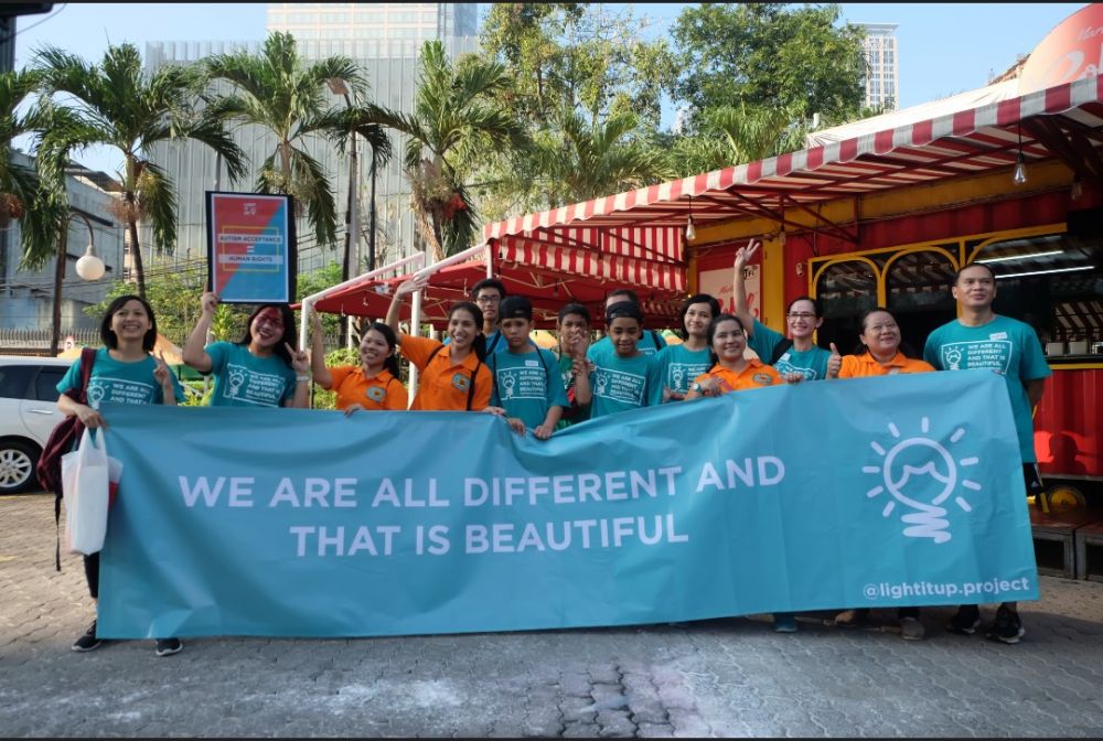Teman Autis yang melakukan gerak jalan sambil sosialisasi tentang autisme di Car Free Day di Sudirman, Jakarta pada 30 Juli 2017 (dok. pribadi/Alvinia Christiany)