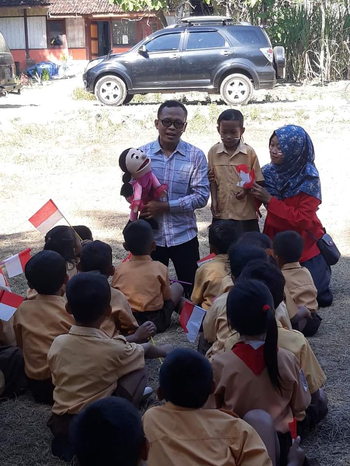 Yulianto sedang mendongeng di depan anak- anak | Sumber Dok Yulianto