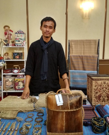 Narman dan Hasil Kerajinan dari Pengrajin Suku BaduyBaduy Craft | Foto: Baduy Craft/www.instagram.com/baduycraft