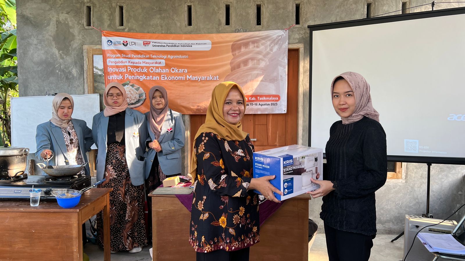 Foto Bersama Civitas Akademika Pendidikan Teknologi Agroidustri dan Masyarakat Pancatengah