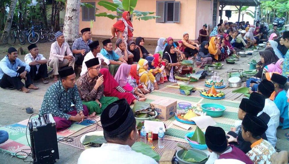 Gambar: Gelaran Babarit di Desa Cipicung Kabupaten Kuningan Sumber: Dokumentasi Pribadi