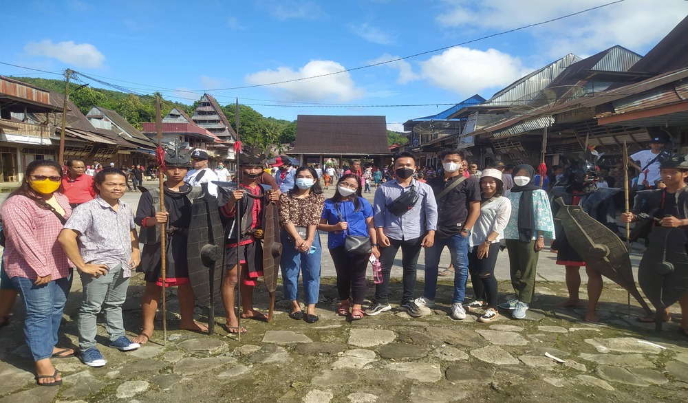 Foto Bersama Para Penari Tari Perang/Fataele. Kab. Nias Selatan. Foto dari Dokumen Pribadi