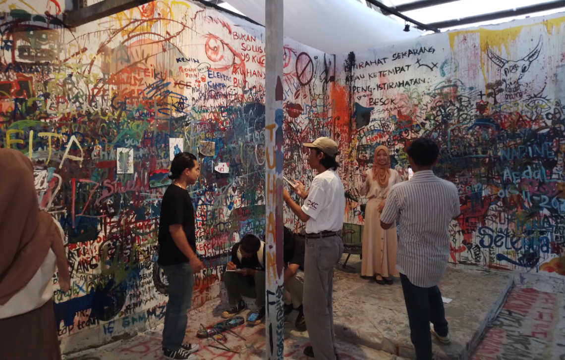 Para pengunjung di bagian pameran seni rupa