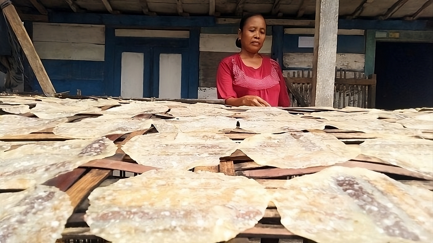 Menjemur kerupuk sermier © Rifqi Gozali