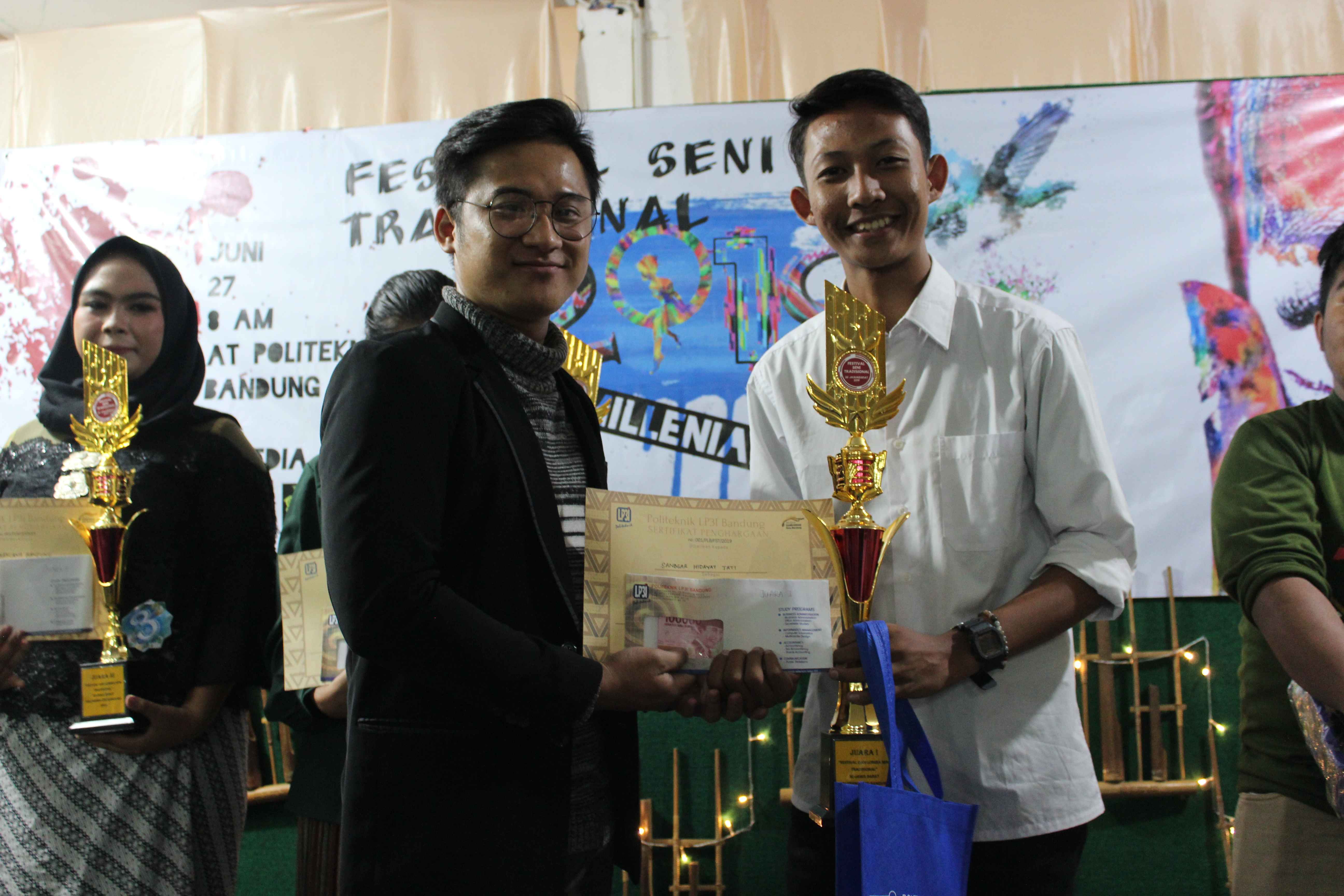 Penyerahan piala juara ke-1 Festival Seni Tradisional | Foto : Teater Reka Community
