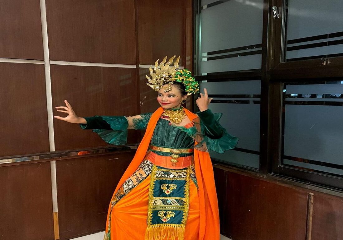 Tari Jalungmas di pantai by Dimevia (Instagram)