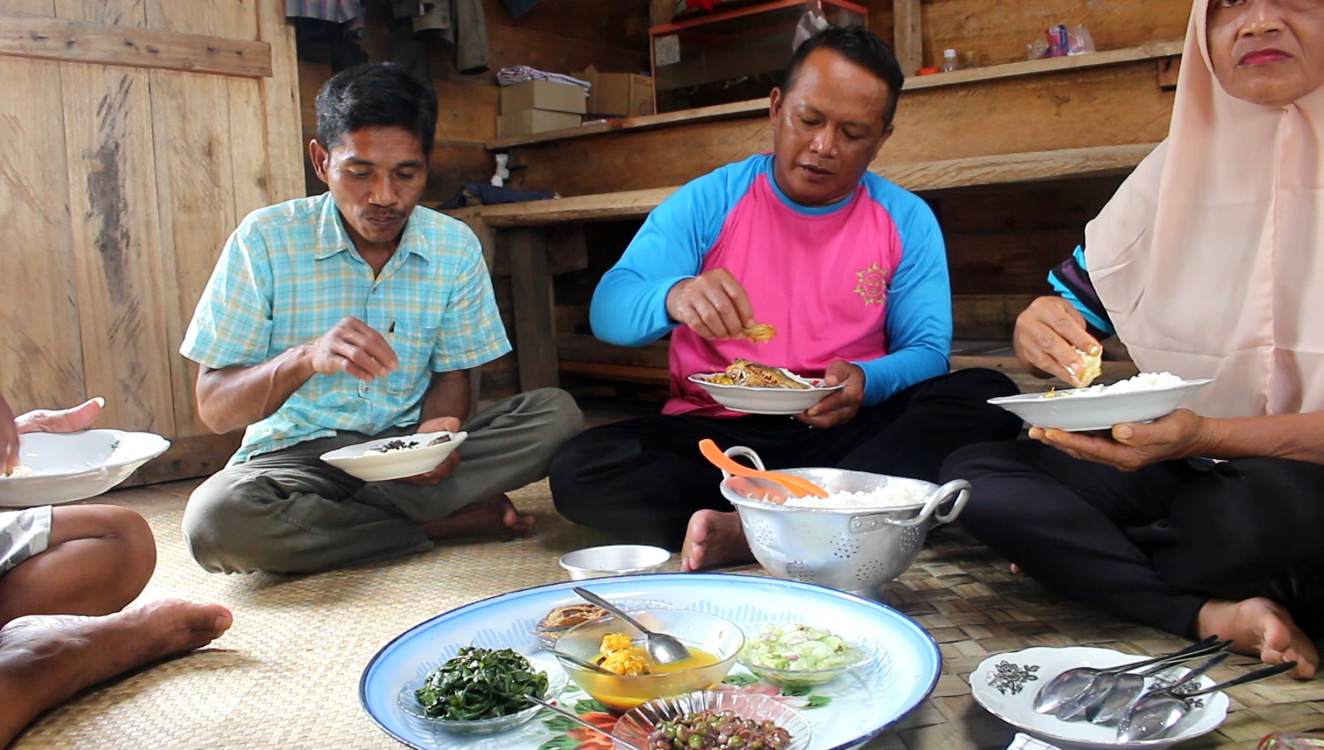 Nasidi dan rekan-rekan menikmati Gangan Buntal Darat
