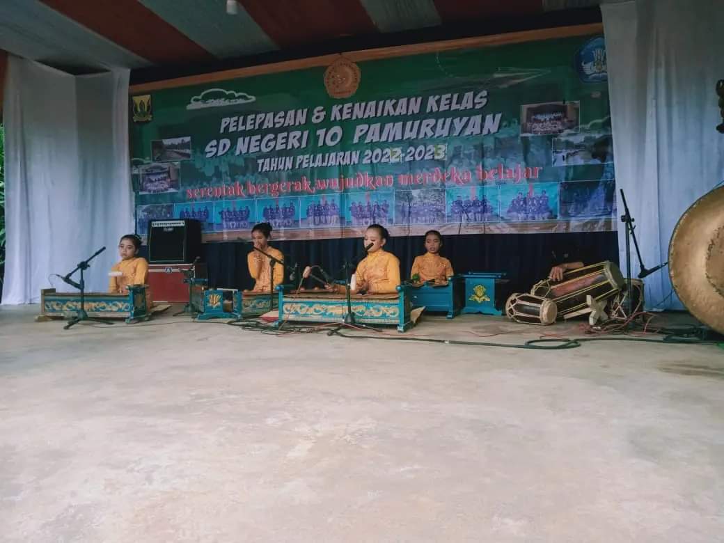 Siswa SD N 10 Pamuruyan Memainkan Alat Tradisional Gamelan/Waryono (Dokumentasi Pribadi)