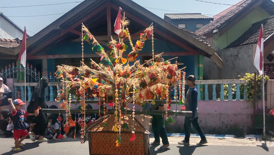 Ancak dari anyaman bambu yang diberi batang pisang untuk menancapkan lauk dan opak/krupuk