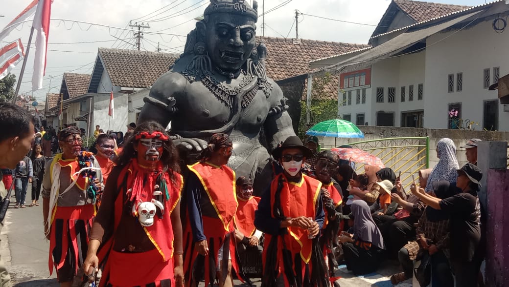 Pawai ancak dengan berbagai penampilan termasuk replika dwarapala