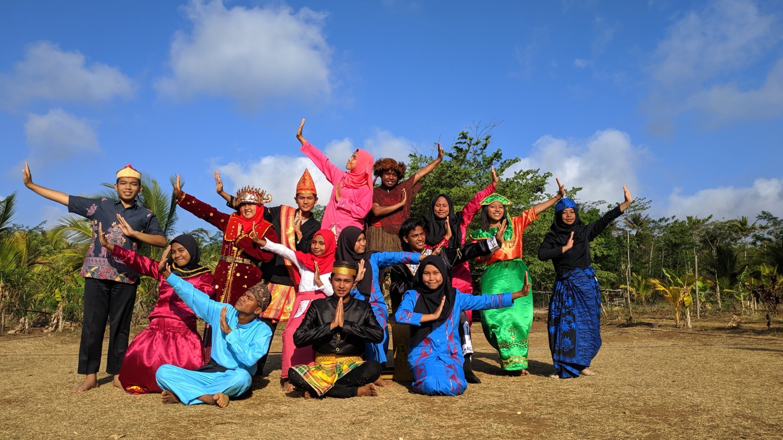 Siswa-siswi di SMK Bakti Karya Parigi mengenakan baju adat dari daerah asal masing-masing.