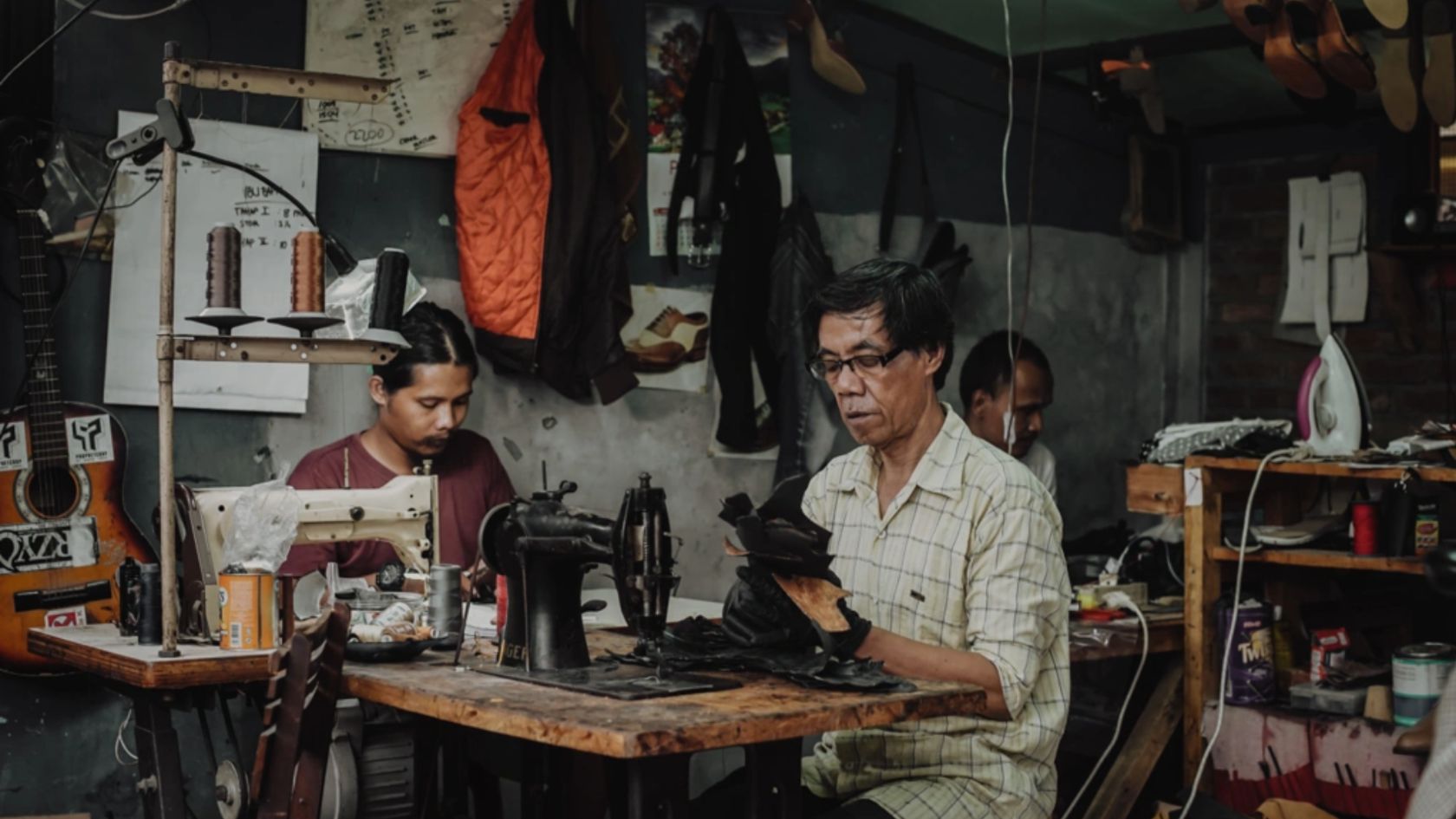 Tempat pembuatan sepatu kulit ayam Tempat pembuatan sepatu kulit ayam