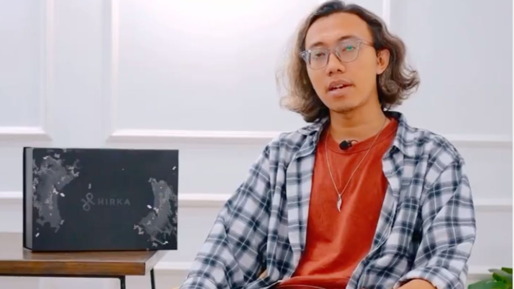 Nurman, sang penyulam sepatu kulit ayam Nurman, sang penyulam sepatu kulit ayam