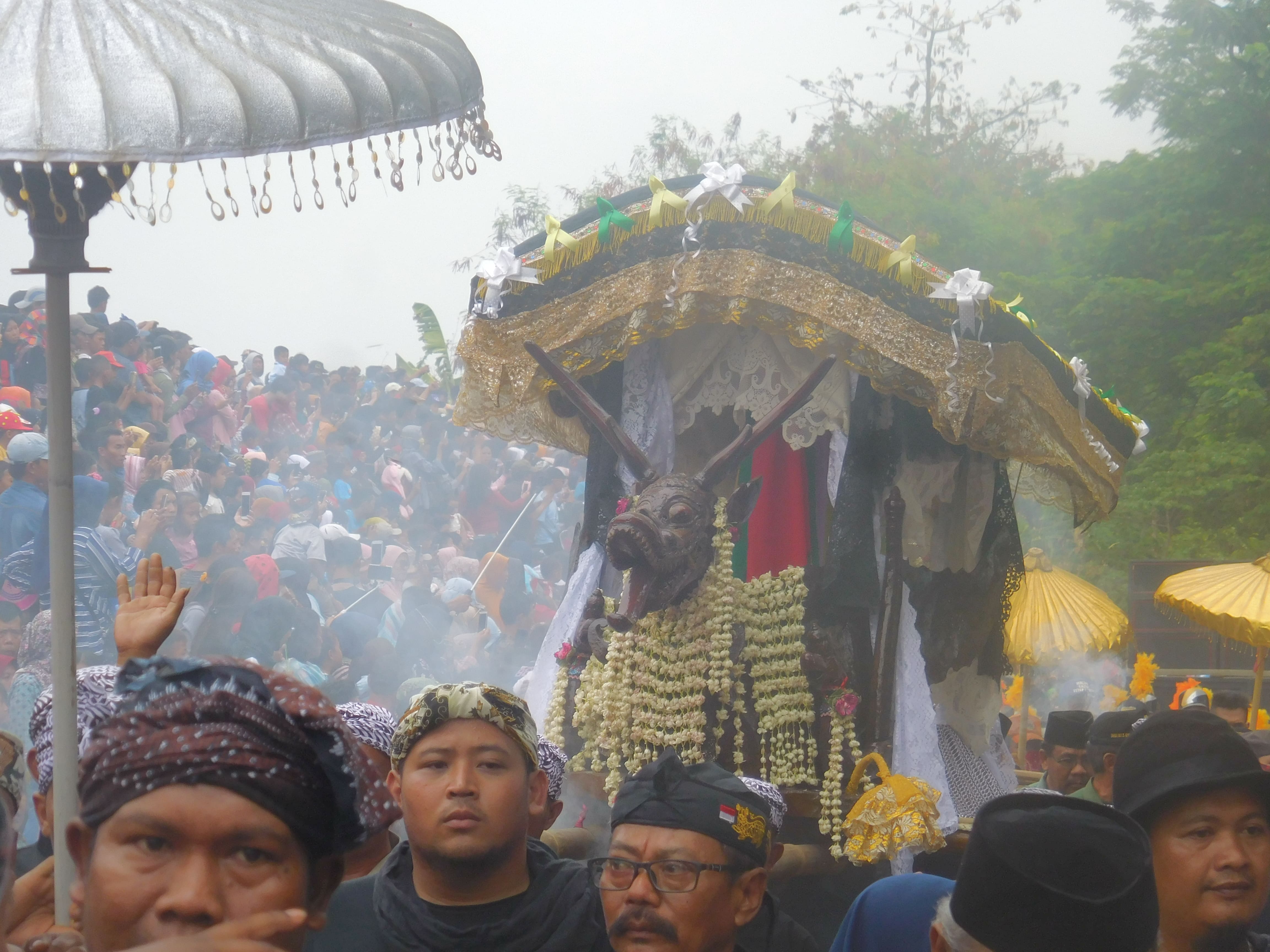 Pusaka Gruda pada Karnaval Muludan Gegesik | Foto : Teater Reka Community