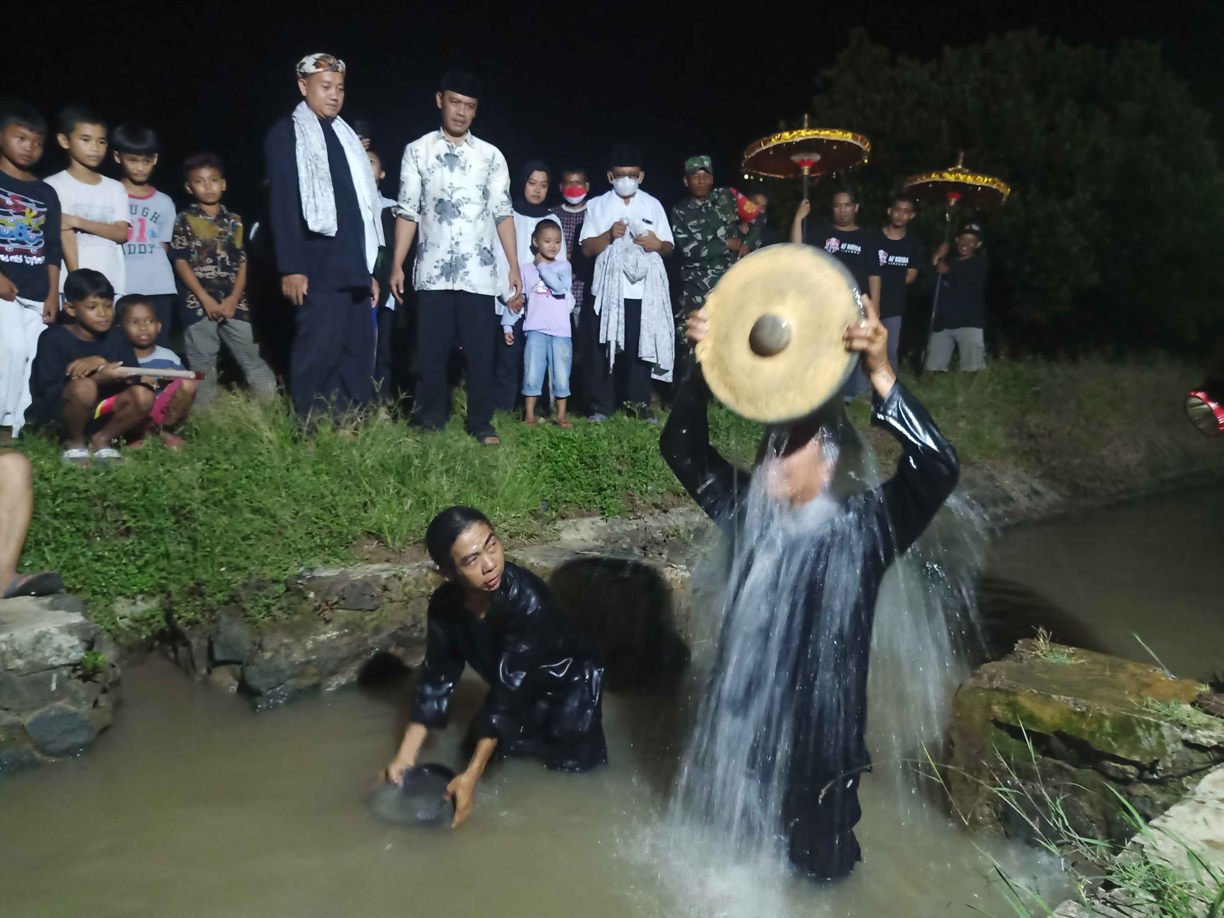 Proses pencucian Pusaka Bareng di saluran irigasi | Foto : Teater Reka Community