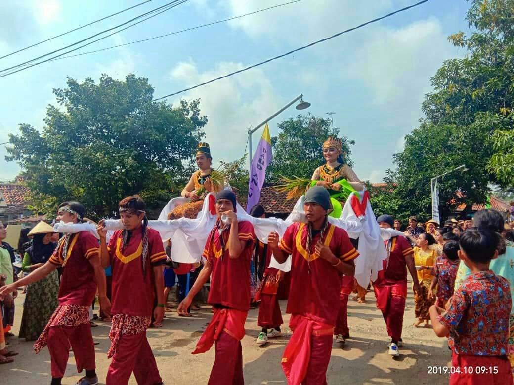 Acara adat Mapag Sri Desa Gegesik Kidul | Foto : Teater Reka Community