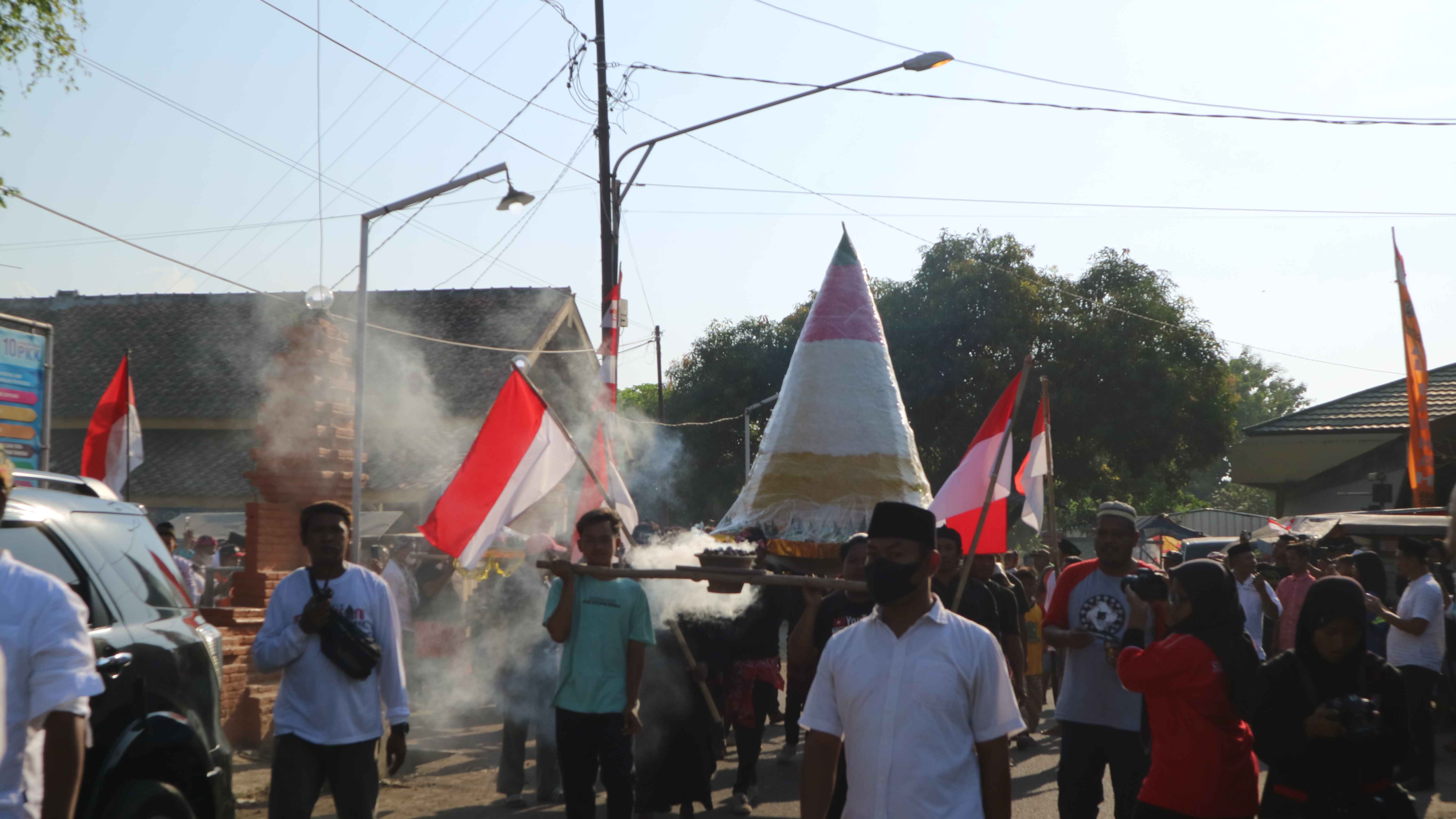 Tumpeng Kamulyan Barikan Akbar Gegesik | Foto : Teater Reka Community