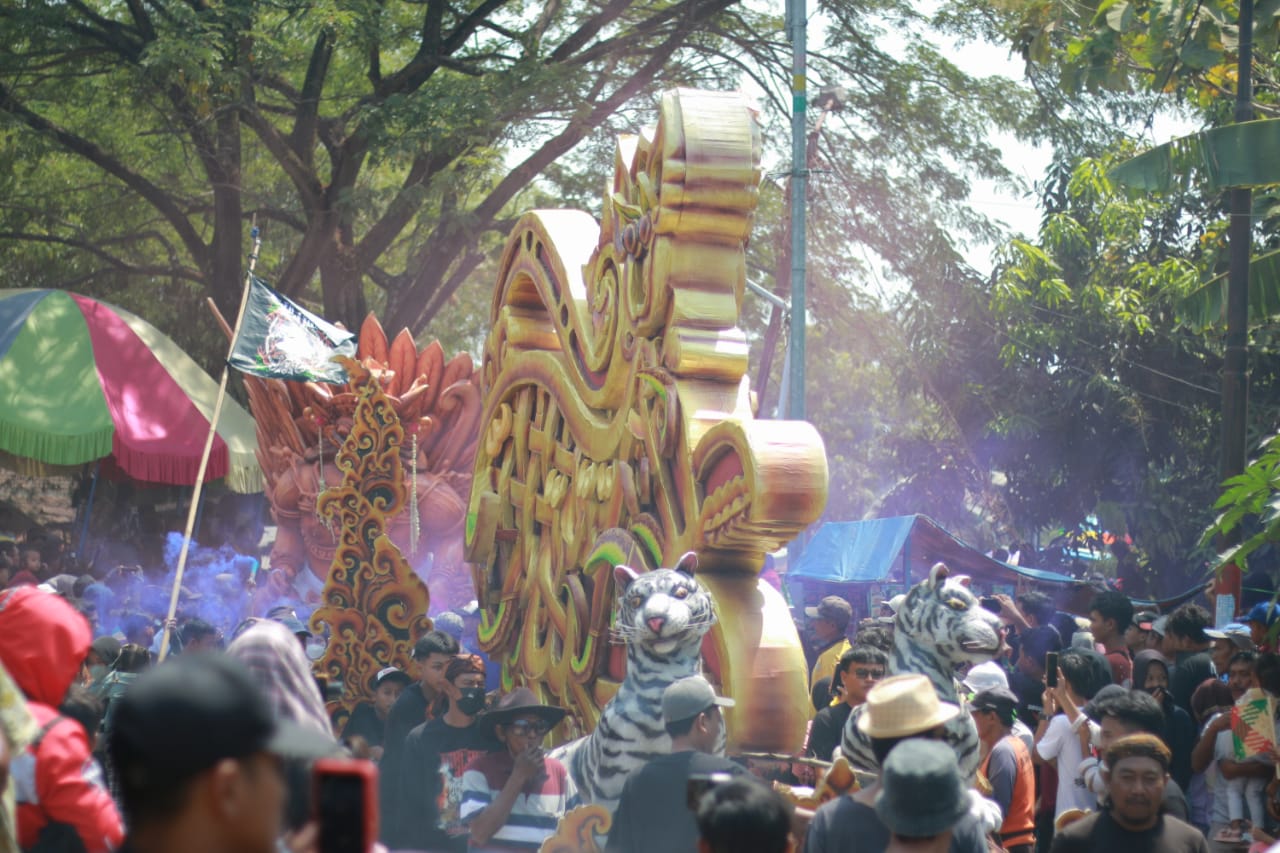 Salah satu karya seni masyarakat pada Karnaval Muludan Gegesik | Foto : Teater Reka Community