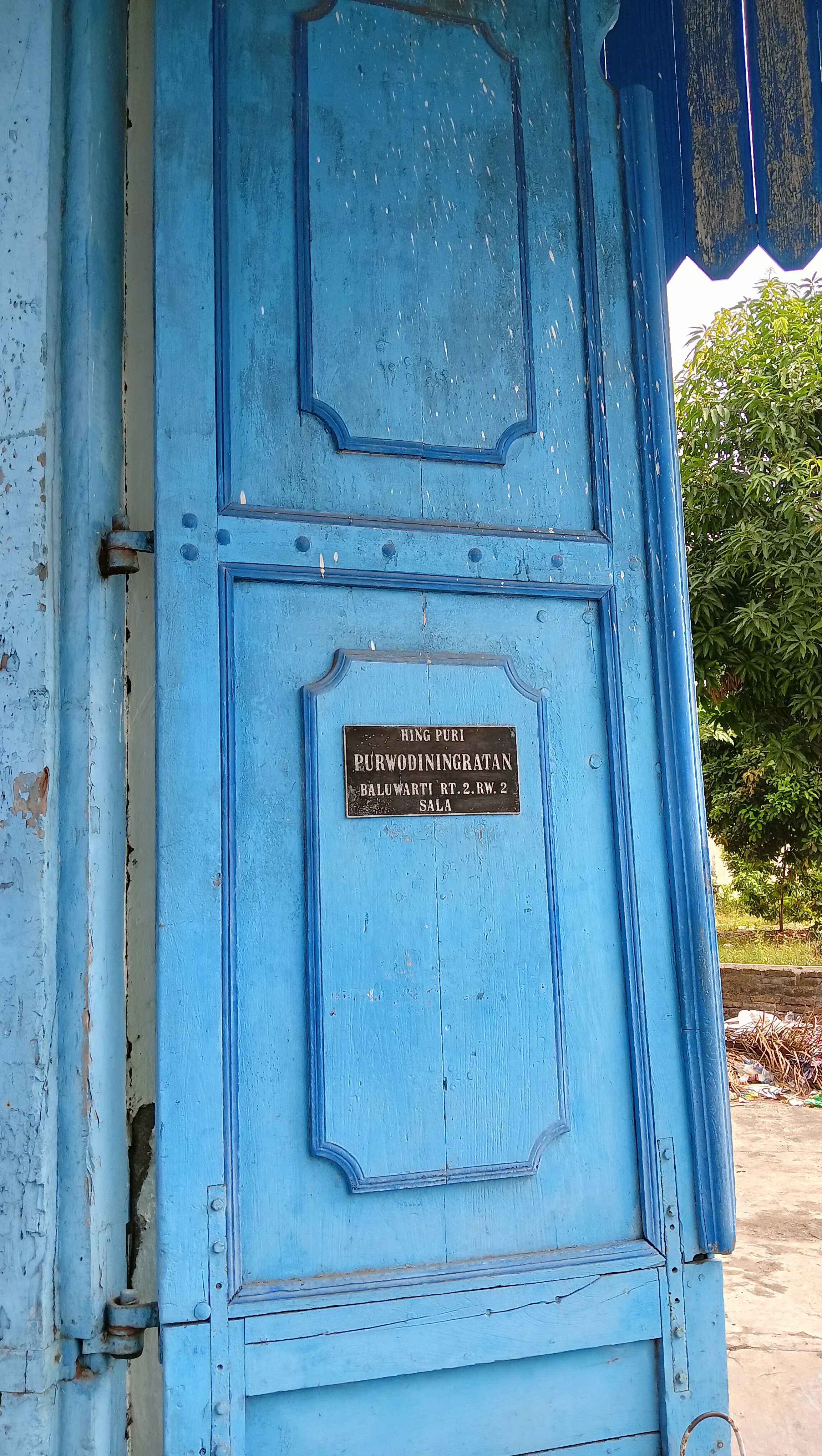 Salah satu rumah abdi dalem golongan bangsawan dengan regol atau pintu besar berwarna biru | Sumber: Dokumentasi Pribadi