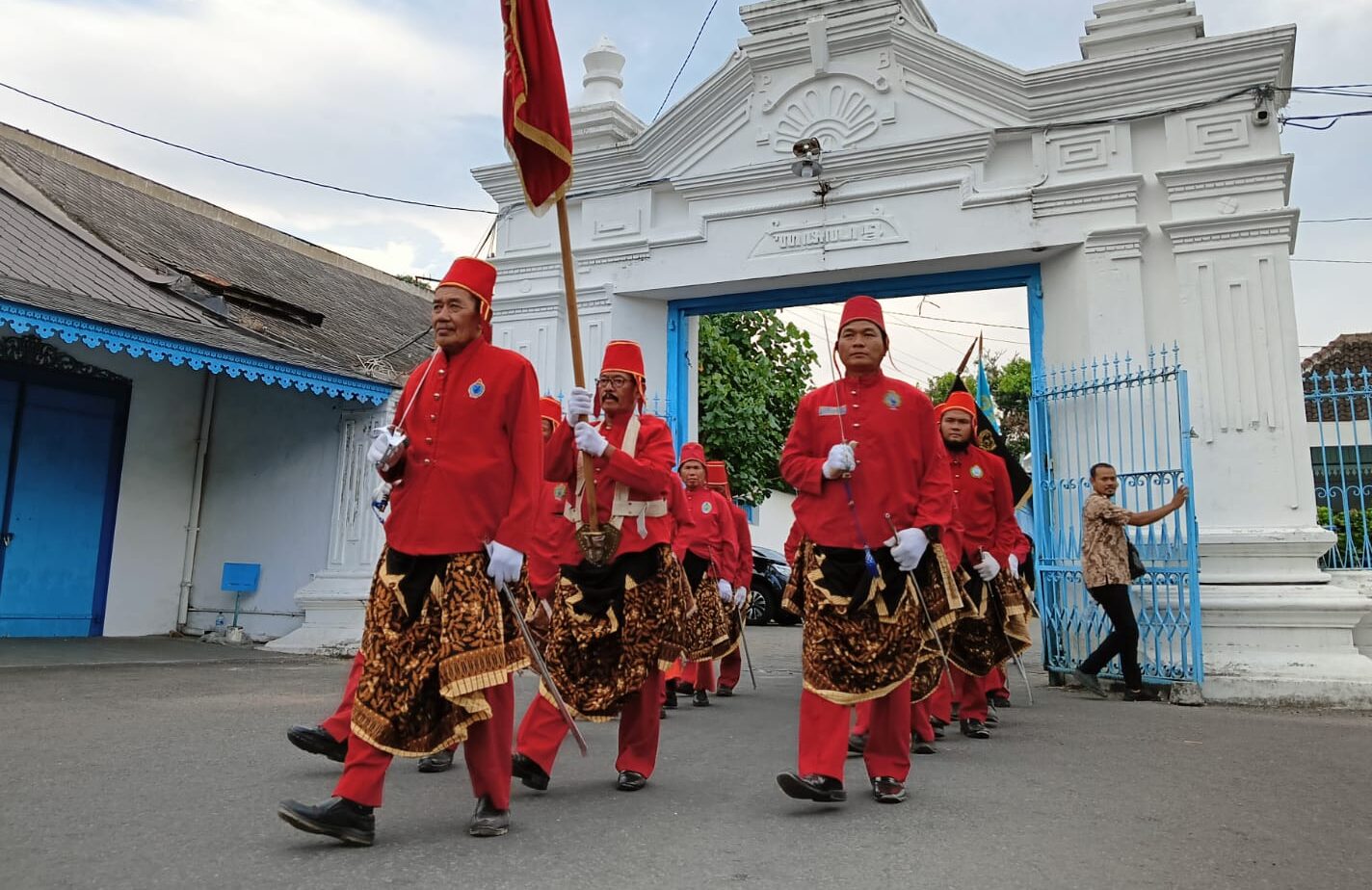 Atraksi budaya prajurit keraton di area Kampung Baluwarti | Sumber: Dinas Pariwisata Kota Surakarta