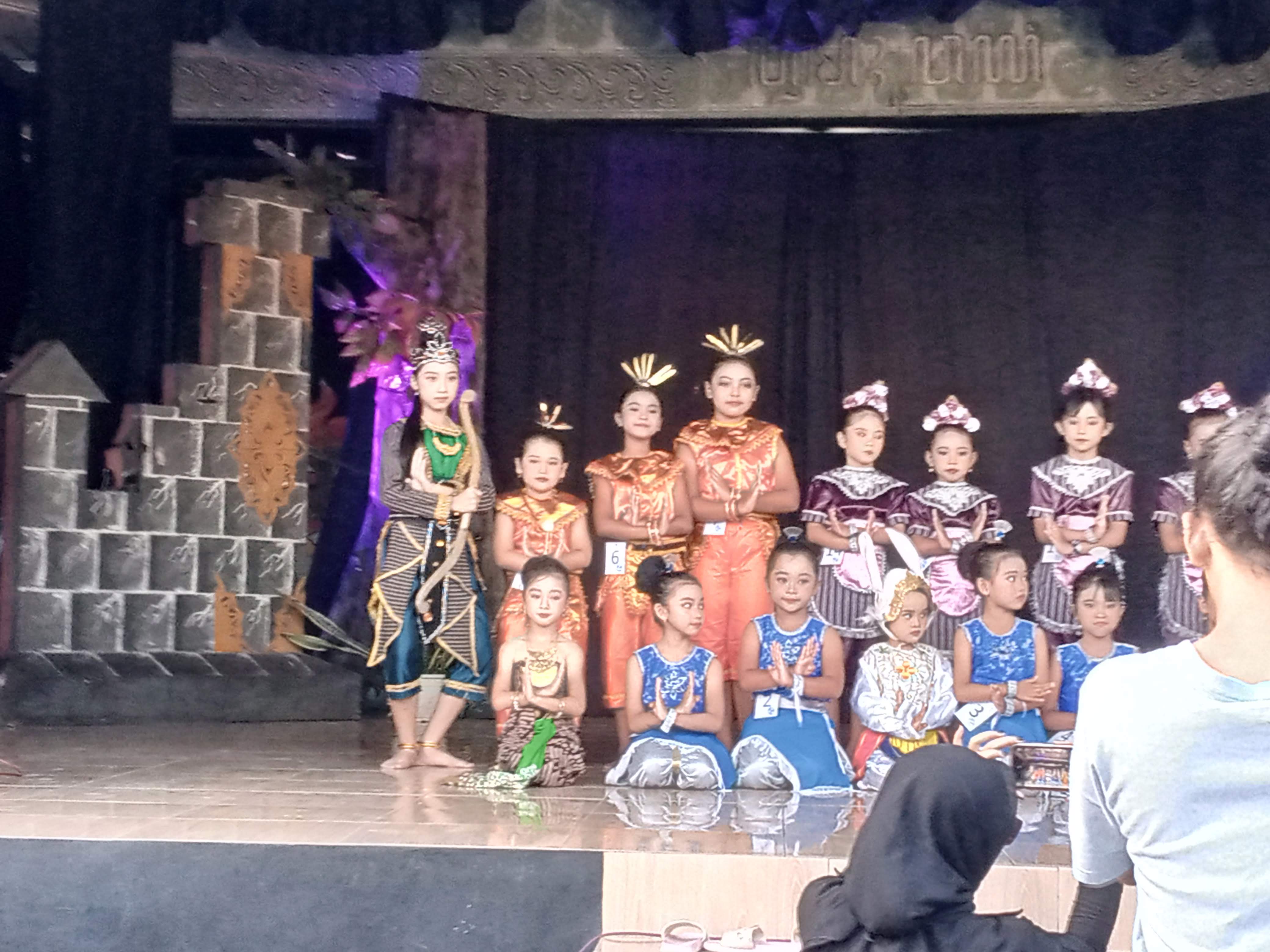 Nafisa tampil di pentas tari tradisi omah wayang klaten