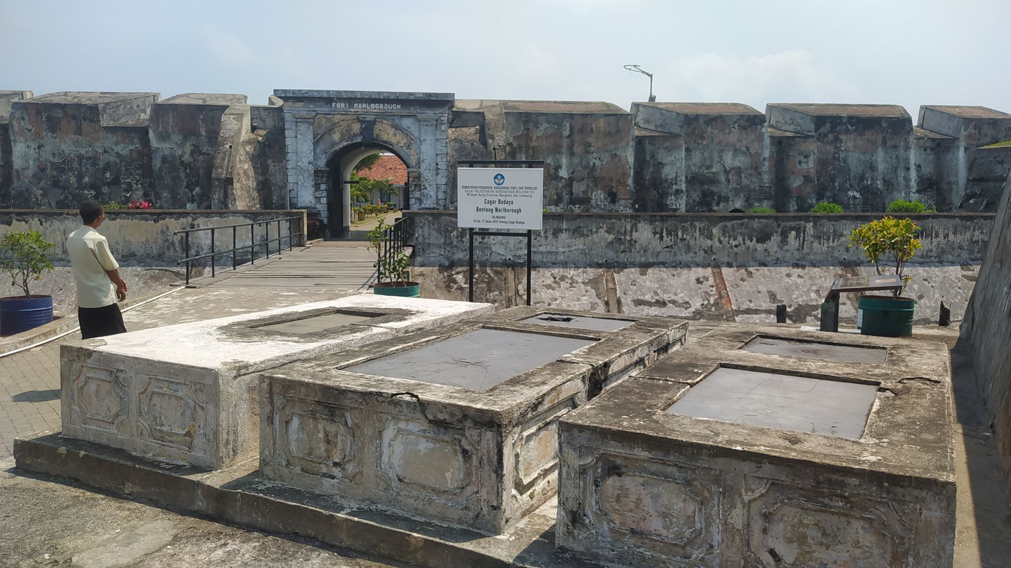 Terdapat 3 makam berkebangsaan Inggris di depan gerbang utama