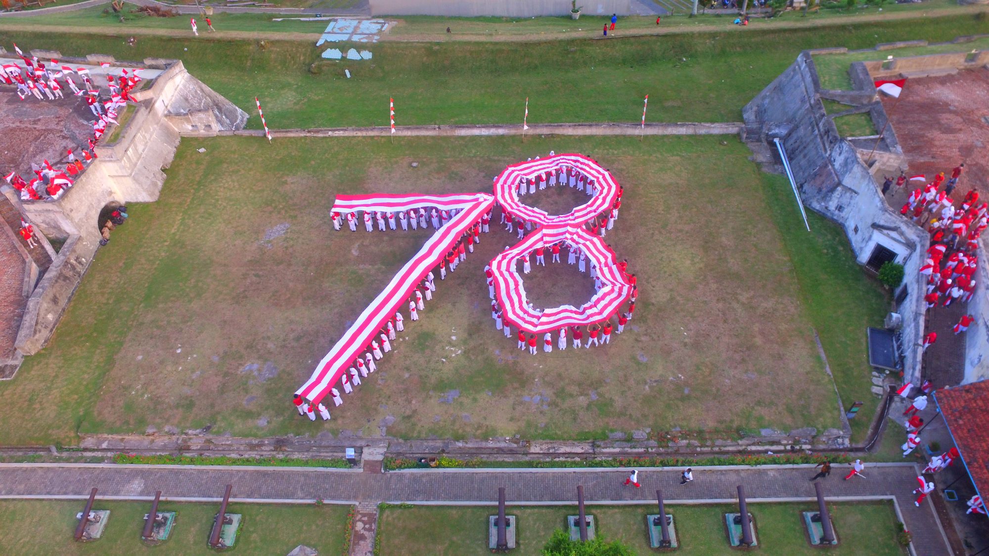 Pembentangan bendera Merah Putih di Fort Marlborough saat peringatan HUT ke-78 RI