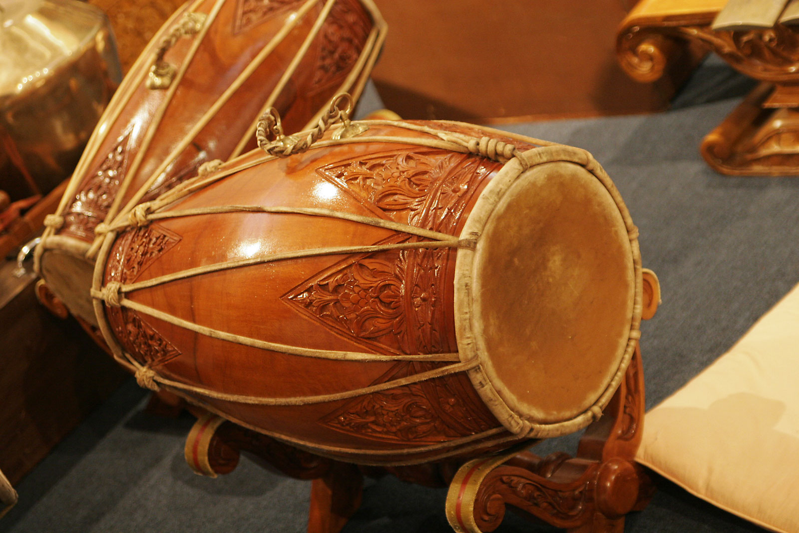 alat musik yang ditabuh untuk menghasilkan bunyi dor
