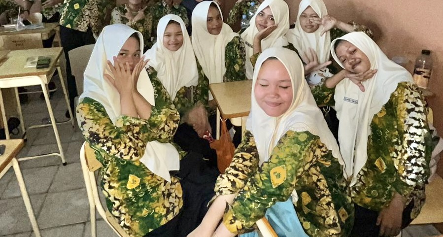 Gambar anak muda menggunakan kain sasirangan