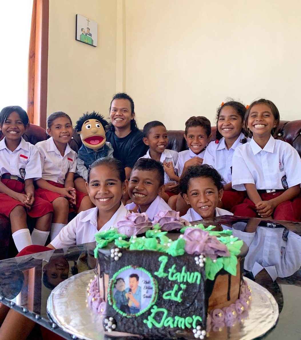 Teman-teman SD di Pulau Damer mengunjungi Kak Eklin dan Dodi untuk merayakan 1 tahun kedatangan mereka di Pulau Damer