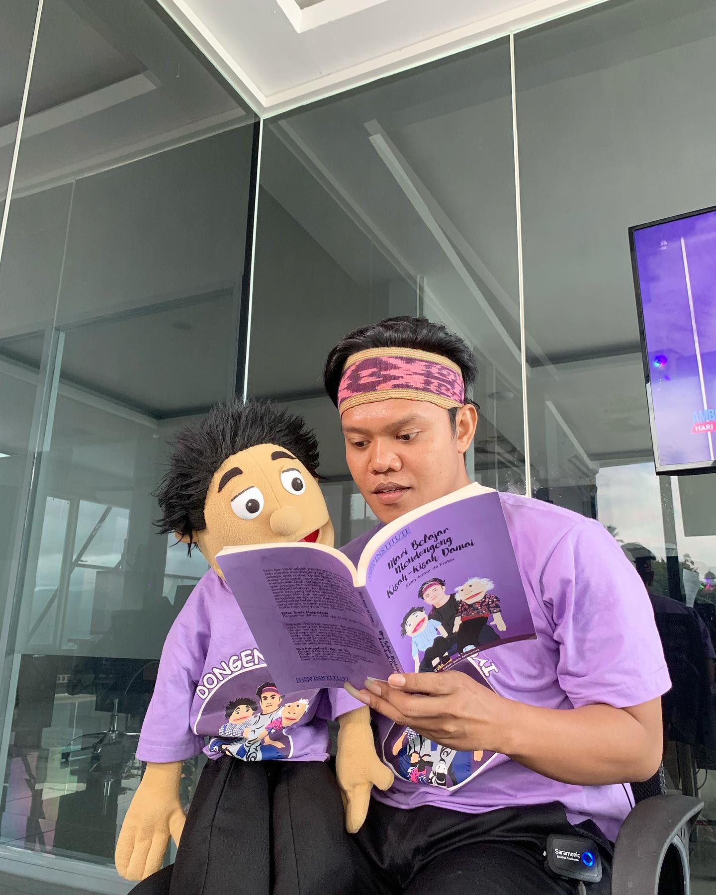 Kak Eklin dan Dodi membaca buku