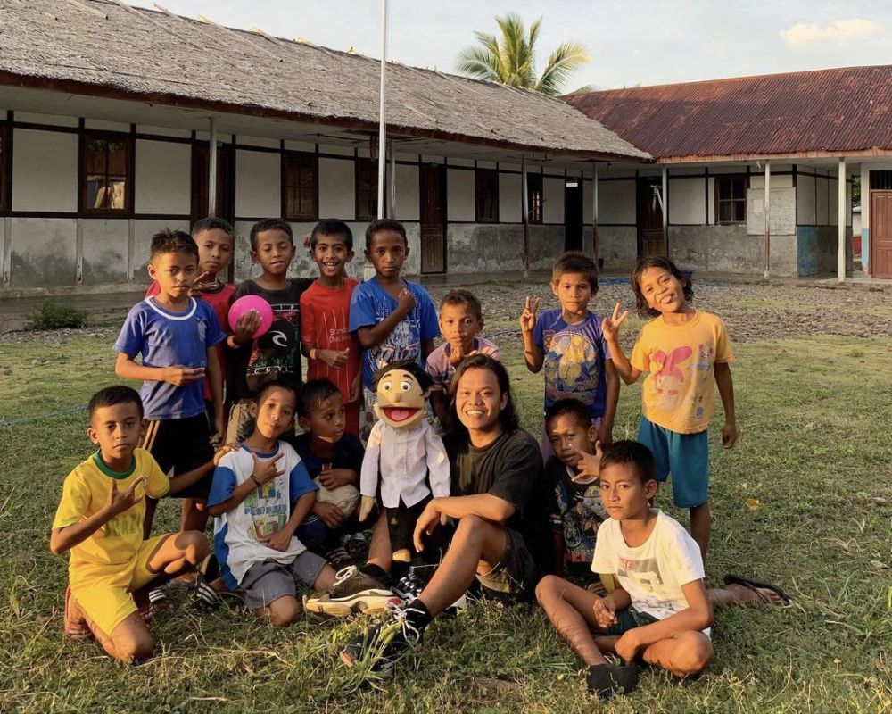 Eklin bersama bonekanya Dodi dan anak-anak Maluku | instagram.com/kak_eklin