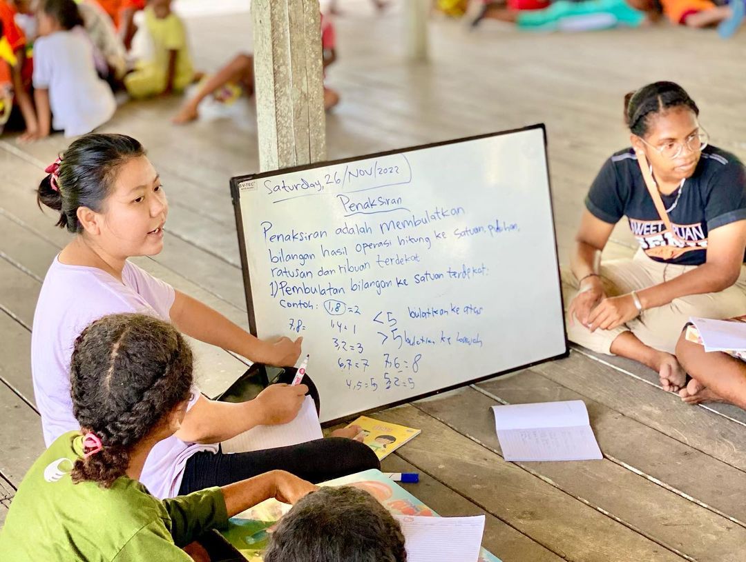 Papua Future Project sedang Mengajarkan Anak-anak Papua