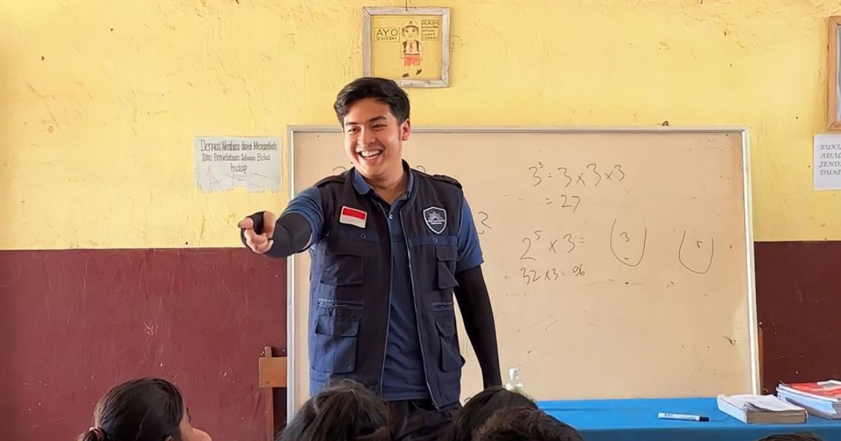 Menjadi guru matematika di sebuah sekolah di Lembata, NTT, yang berada di Zona Merah (rawan bencana alam).