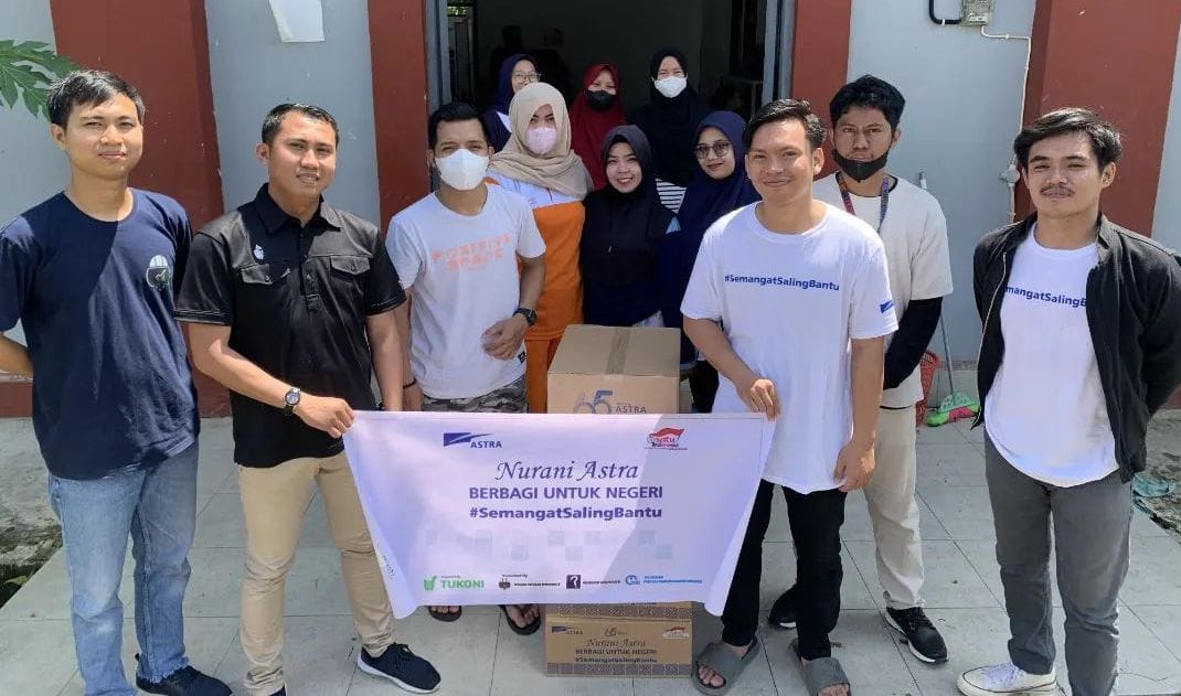 Pembagian Paket Bantuan Astra melalui program Nurani Astra Berbagi untuk Negeri | Foto: Garis Hitam Project https://garishitamproject.org/